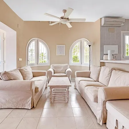 Leuki Βίλα Κάλπε